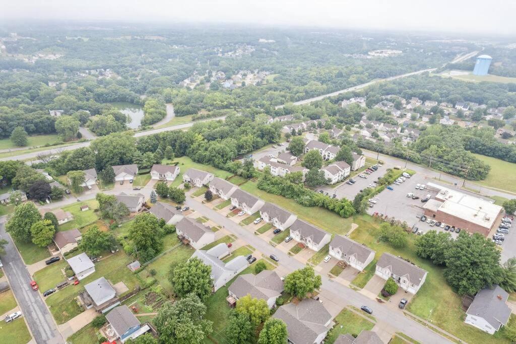 Beautiful Townhome, 11 Minutes To Downtown, Kcmo. 캔자스시티 외부 사진
