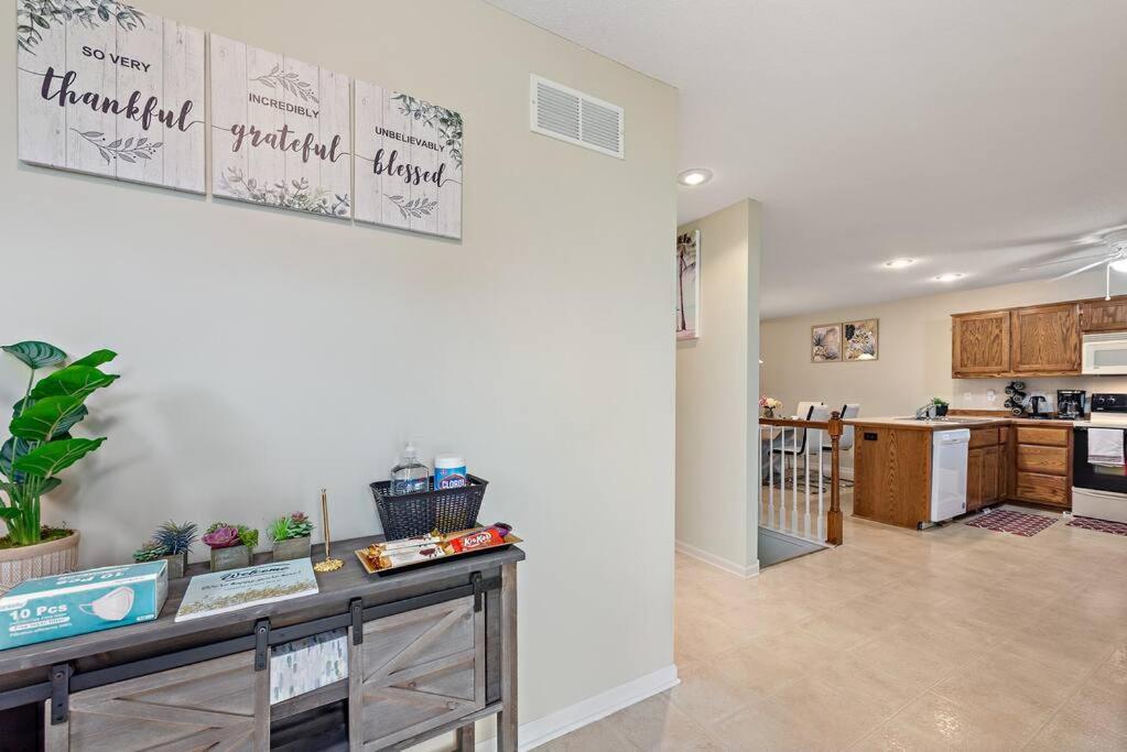 Beautiful Townhome, 11 Minutes To Downtown, Kcmo. 캔자스시티 외부 사진
