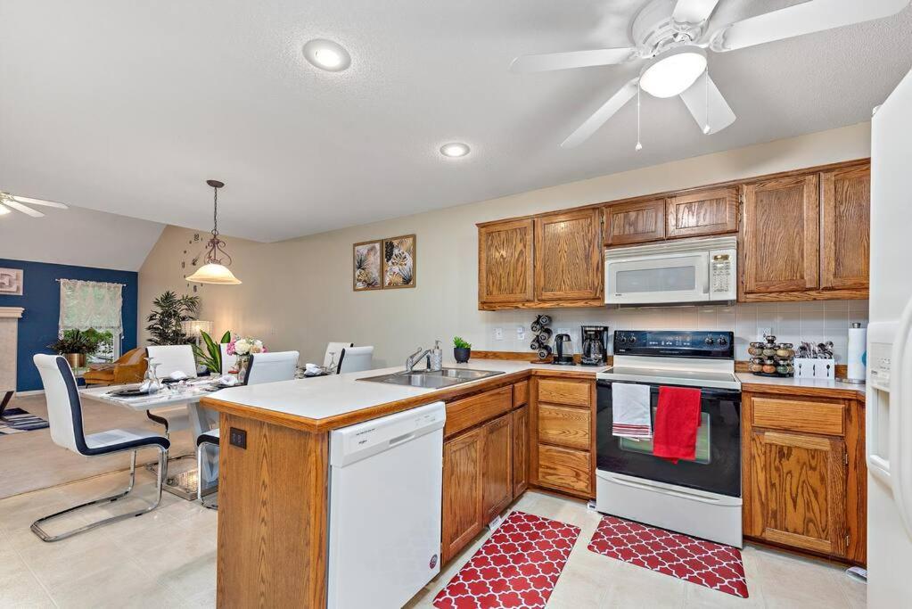 Beautiful Townhome, 11 Minutes To Downtown, Kcmo. 캔자스시티 외부 사진